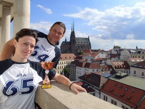 Jíťa a Meggy s pohárem