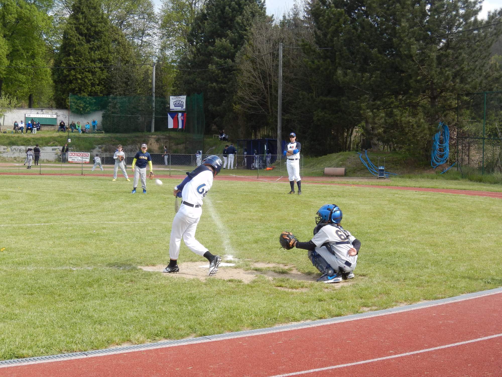 Komínská pálka 2016 | WW - Trnava | Vojta Havlíček pálí do plotu | fototo TW