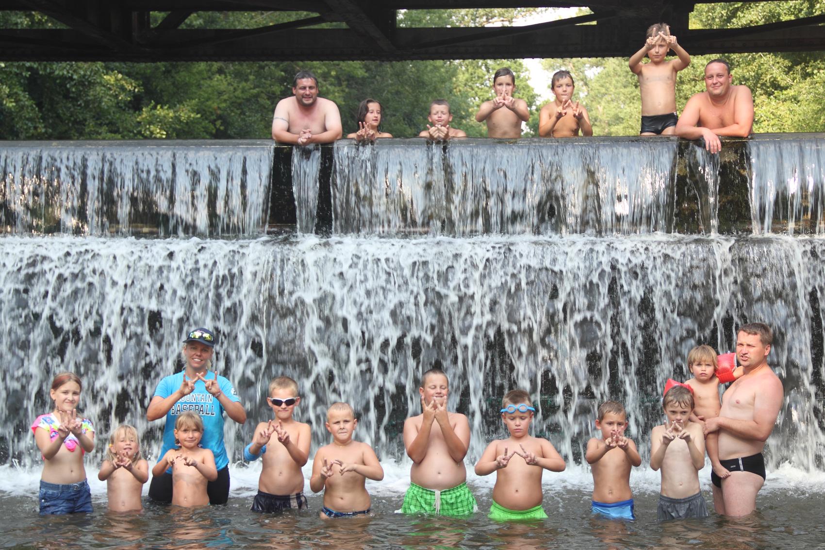 Mnětice 2015 | Waynes u splavu | fototo Ája