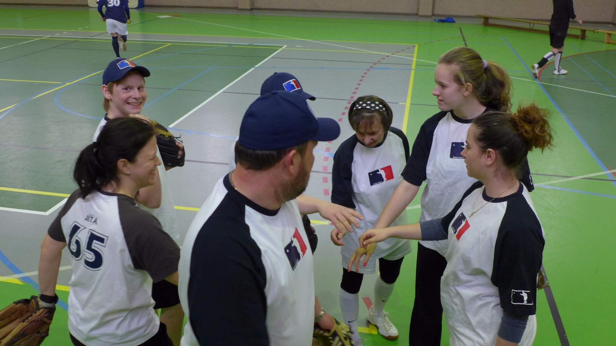 Na poličku 2015 | bilý dřeváci | foto Šakal