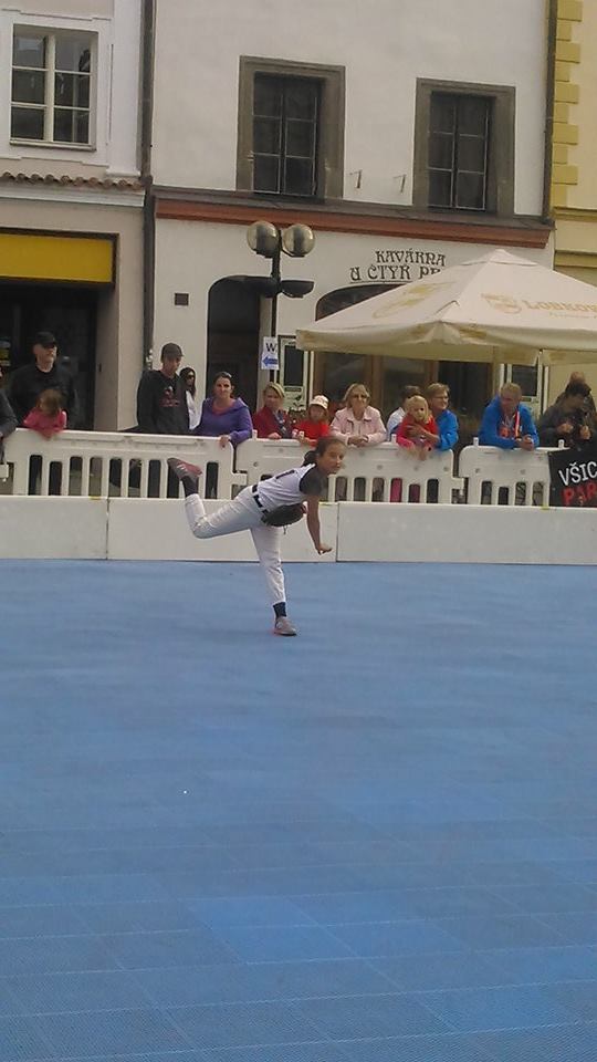 Ukázka baseballu | Pernštýnské náměstí, Pardubice | Áňa nadhazuje | fototo Petra Ch.