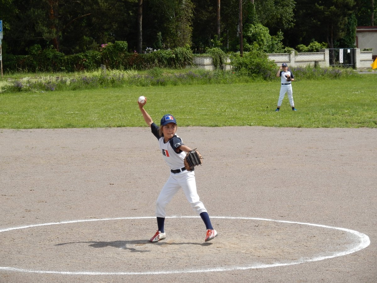 Waynes - Meteors | Zůza nadhazuje
